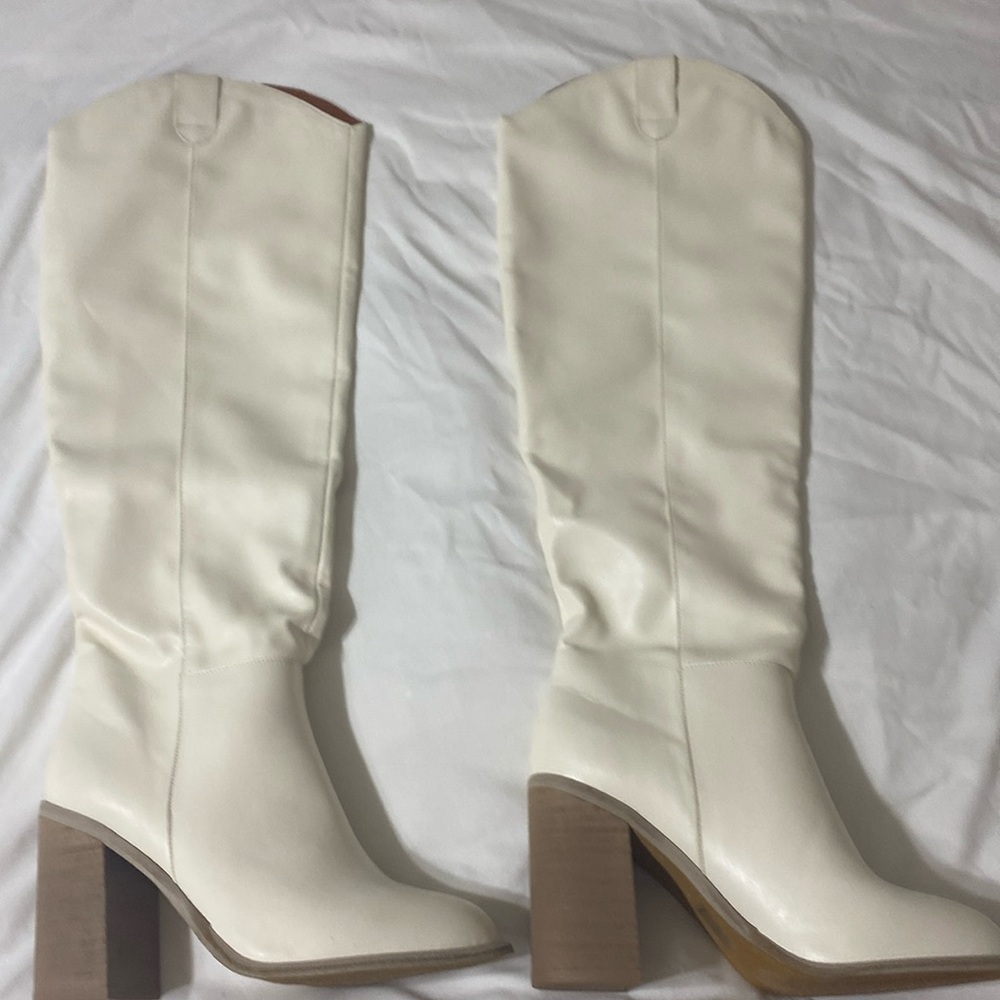 White knee high altar’d state boots. Slightly used only tried them on once.